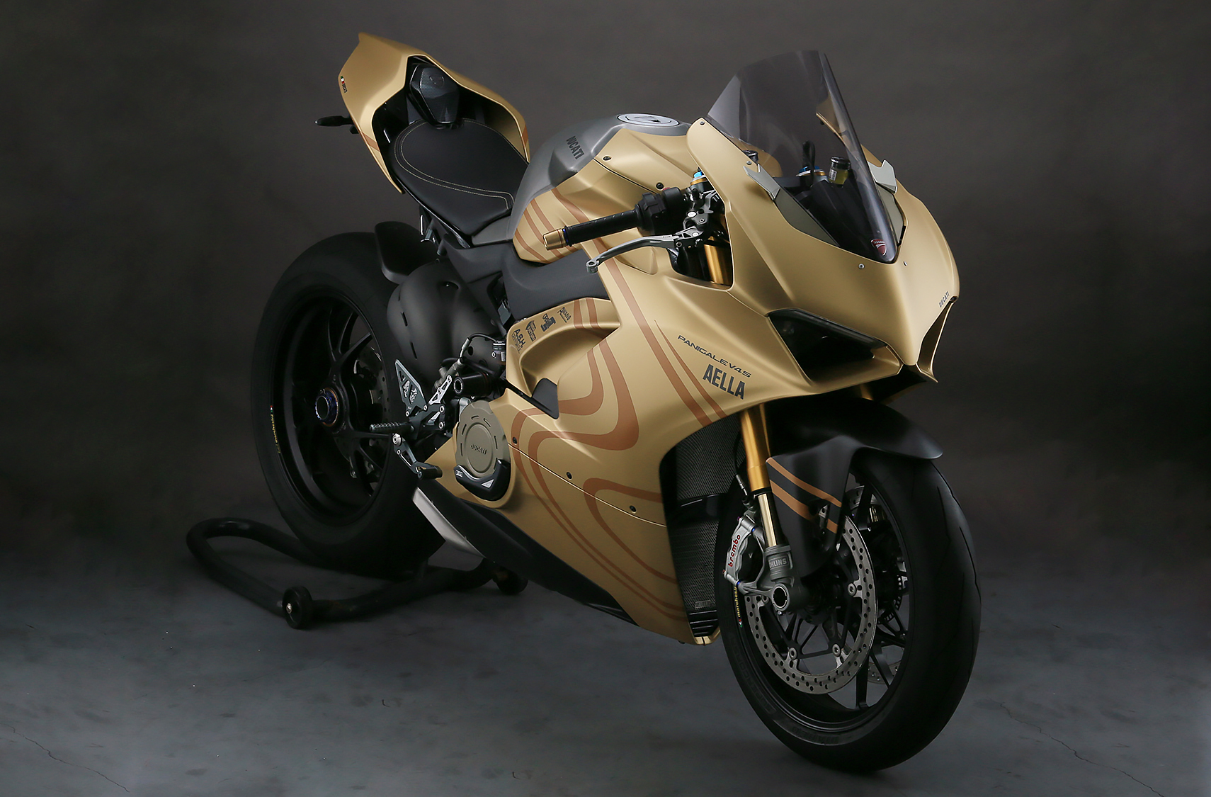 メール便送料無料対応可】 AELLA トップブリッジ MotoGPデザイン カラー：ブラック AE-02020 BK アエラ トップブリッジ関連パーツ バイク  パニガーレV4 パニガーレV4S パニガーレV4R